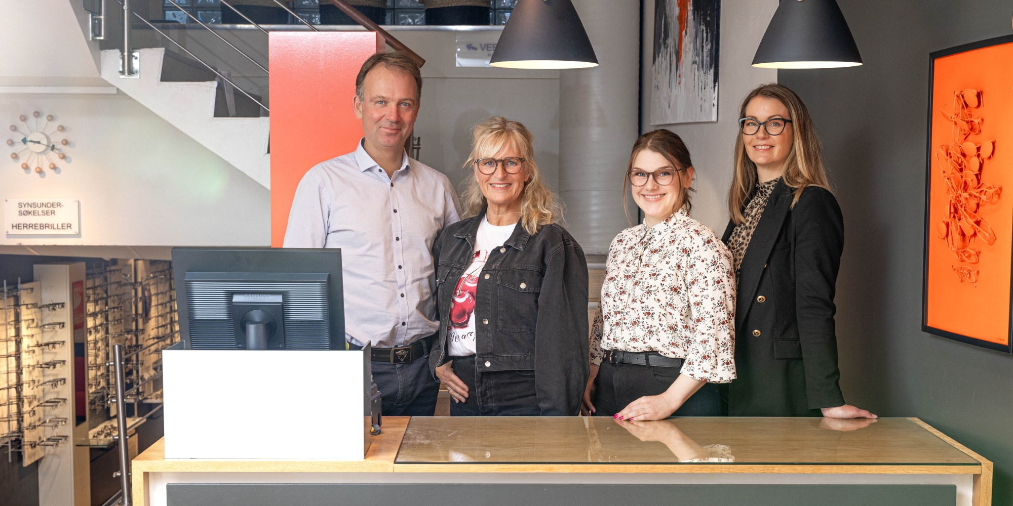 Teamet hos Optiker Corneliussen i butikken i Arendal